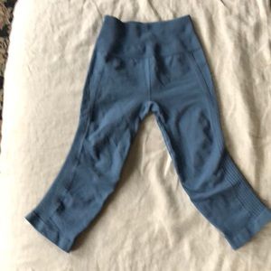 Lulu lemon Ebb to Street Crop size 4 light blue